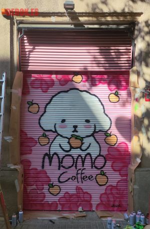 mural momo coffee cafe manga perrito blanco peluche